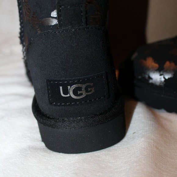 NIB UGG WOMEN'S FLORAL METALLIC‎ MINI SUEDE SHEARLING LINED BOOTS BLACK SILVER - Picture 6 of 8